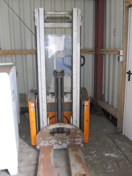 
used forklifts and lifting devices-1